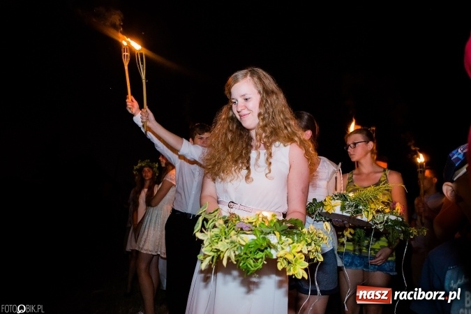 Zdjęcie w galerii na portalu naszraciborz.pl: Wianki, pochodnie i piosenki o miłości, czyli Noc Świętojańska w Kornicach wiadomości z regionu