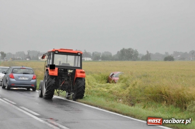 Zdjęcie w galerii na portalu naszraciborz.pl: Volkswagen polo dachował na trasie Roszków-Rudyszwałd  wiadomości z regionu