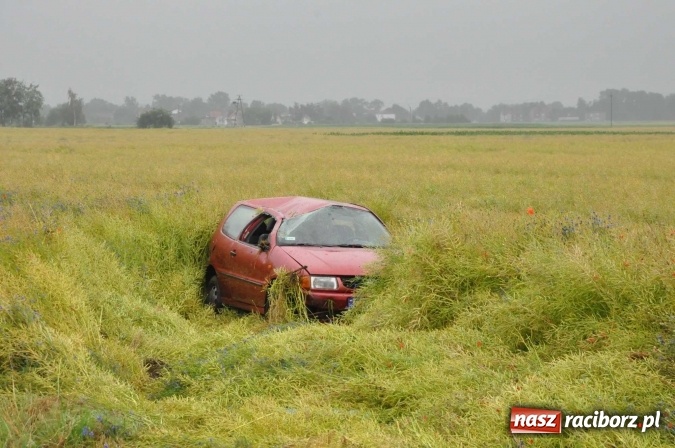 Zdjęcie w galerii na portalu naszraciborz.pl: Volkswagen polo dachował na trasie Roszków-Rudyszwałd  wiadomości z regionu
