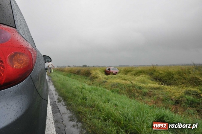 Zdjęcie w galerii na portalu naszraciborz.pl: Volkswagen polo dachował na trasie Roszków-Rudyszwałd  wiadomości z regionu