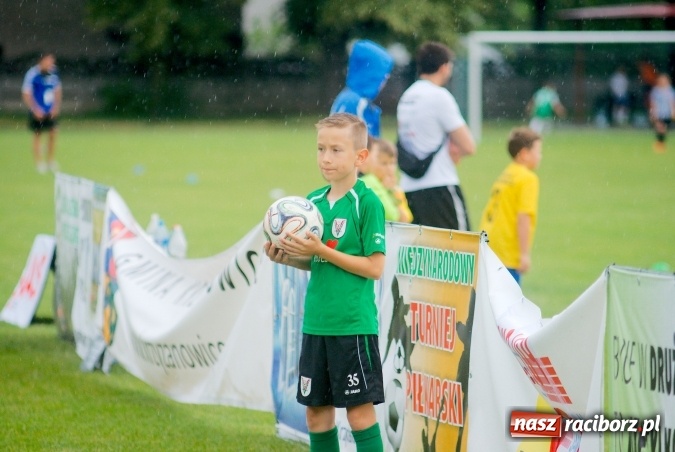 Zdjęcie w galerii na portalu naszraciborz.pl: Tworków Cup 2016: Ulewny deszcz utrudniał tworkowski turniej. Raciborska Unia na podium wiadomości z regionu