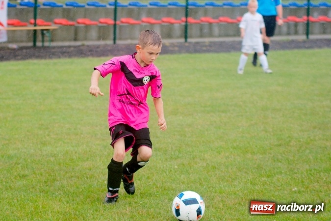 Zdjęcie w galerii na portalu naszraciborz.pl: Tworków Cup 2016: Ulewny deszcz utrudniał tworkowski turniej. Raciborska Unia na podium wiadomości z regionu