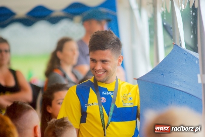 Zdjęcie w galerii na portalu naszraciborz.pl: Tworków Cup 2016: Ulewny deszcz utrudniał tworkowski turniej. Raciborska Unia na podium wiadomości z regionu