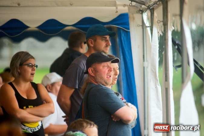 Zdjęcie w galerii na portalu naszraciborz.pl: Tworków Cup 2016: Ulewny deszcz utrudniał tworkowski turniej. Raciborska Unia na podium wiadomości z regionu
