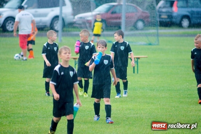 Zdjęcie w galerii na portalu naszraciborz.pl: Tworków Cup 2016: Ulewny deszcz utrudniał tworkowski turniej. Raciborska Unia na podium wiadomości z regionu
