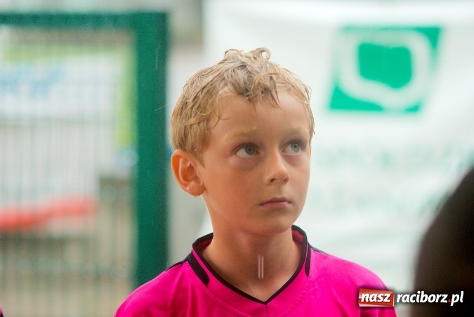 Zdjęcie w galerii na portalu naszraciborz.pl: Tworków Cup 2016: Ulewny deszcz utrudniał tworkowski turniej. Raciborska Unia na podium wiadomości z regionu