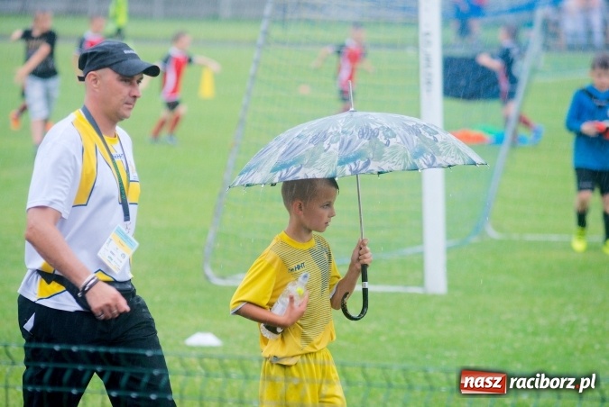 Zdjęcie w galerii na portalu naszraciborz.pl: Tworków Cup 2016: Ulewny deszcz utrudniał tworkowski turniej. Raciborska Unia na podium wiadomości z regionu
