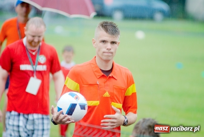 Zdjęcie w galerii na portalu naszraciborz.pl: Tworków Cup 2016: Ulewny deszcz utrudniał tworkowski turniej. Raciborska Unia na podium wiadomości z regionu