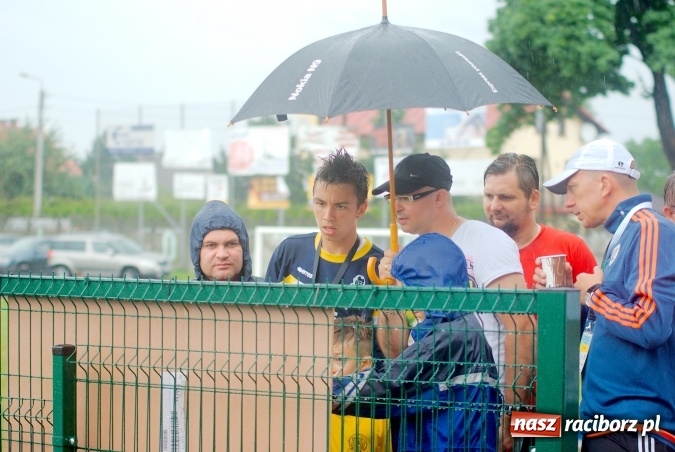 Zdjęcie w galerii na portalu naszraciborz.pl: Tworków Cup 2016: Ulewny deszcz utrudniał tworkowski turniej. Raciborska Unia na podium wiadomości z regionu
