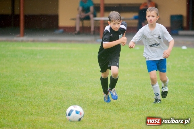 Zdjęcie w galerii na portalu naszraciborz.pl: Tworków Cup 2016: Ulewny deszcz utrudniał tworkowski turniej. Raciborska Unia na podium wiadomości z regionu