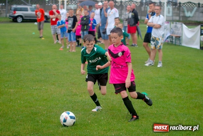 Zdjęcie w galerii na portalu naszraciborz.pl: Tworków Cup 2016: Ulewny deszcz utrudniał tworkowski turniej. Raciborska Unia na podium wiadomości z regionu