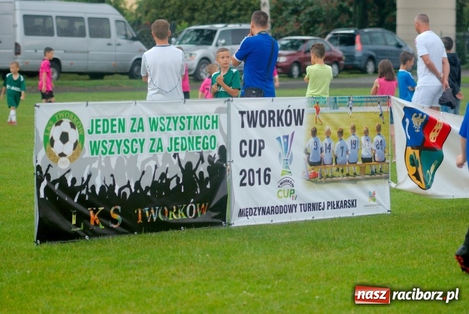Zdjęcie w galerii na portalu naszraciborz.pl: Tworków Cup 2016: Ulewny deszcz utrudniał tworkowski turniej. Raciborska Unia na podium wiadomości z regionu