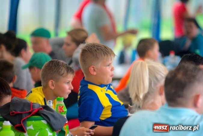 Zdjęcie w galerii na portalu naszraciborz.pl: Tworków Cup 2016: Ulewny deszcz utrudniał tworkowski turniej. Raciborska Unia na podium wiadomości z regionu