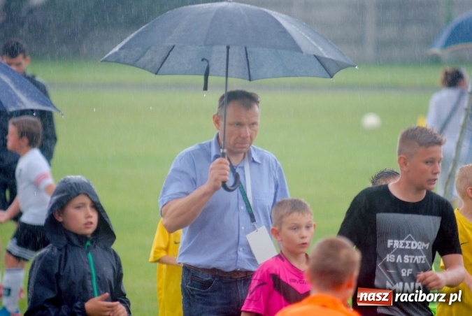 Zdjęcie w galerii na portalu naszraciborz.pl: Tworków Cup 2016: Ulewny deszcz utrudniał tworkowski turniej. Raciborska Unia na podium wiadomości z regionu