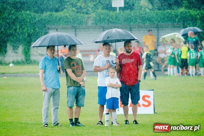 Zdjęcie w galerii na portalu naszraciborz.pl: Tworków Cup 2016: Ulewny deszcz utrudniał tworkowski turniej. Raciborska Unia na podium wiadomości z regionu