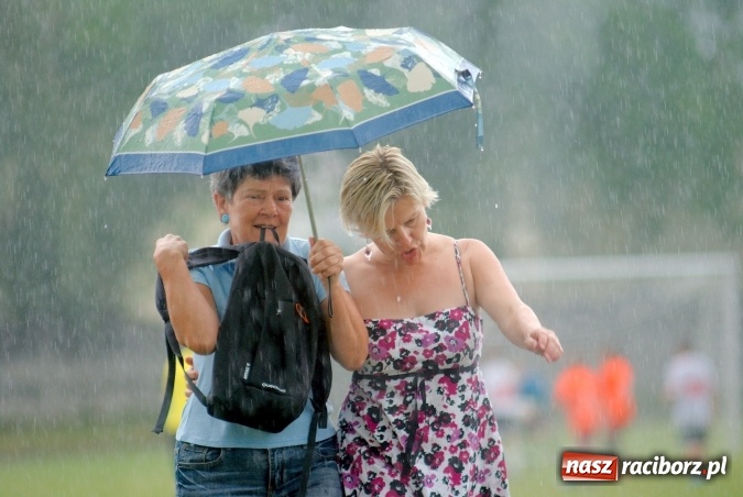 Zdjęcie w galerii na portalu naszraciborz.pl: Tworków Cup 2016: Ulewny deszcz utrudniał tworkowski turniej. Raciborska Unia na podium wiadomości z regionu