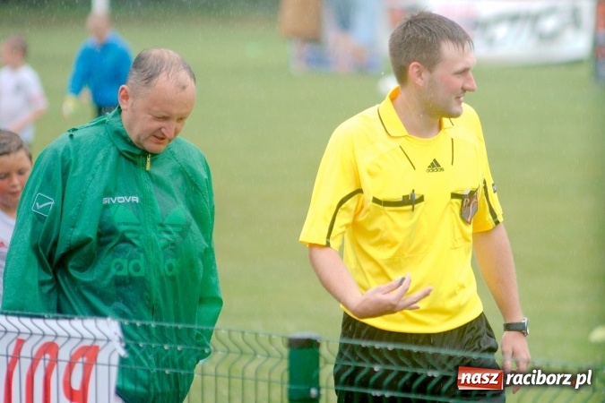 Zdjęcie w galerii na portalu naszraciborz.pl: Tworków Cup 2016: Ulewny deszcz utrudniał tworkowski turniej. Raciborska Unia na podium wiadomości z regionu