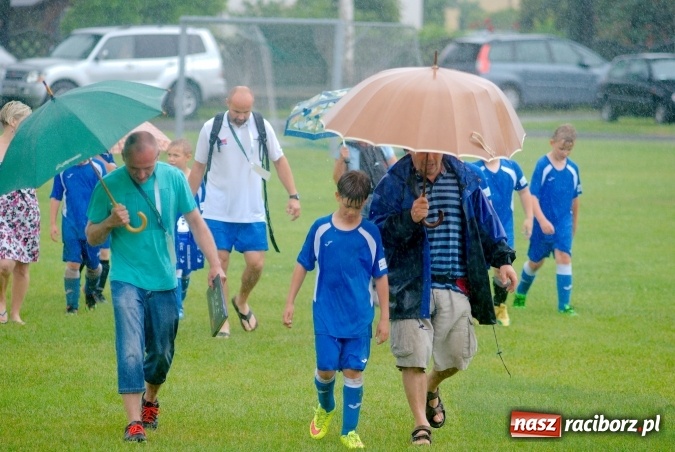 Zdjęcie w galerii na portalu naszraciborz.pl: Tworków Cup 2016: Ulewny deszcz utrudniał tworkowski turniej. Raciborska Unia na podium wiadomości z regionu