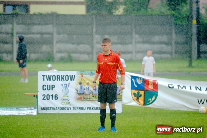 Zdjęcie w galerii na portalu naszraciborz.pl: Tworków Cup 2016: Ulewny deszcz utrudniał tworkowski turniej. Raciborska Unia na podium wiadomości z regionu