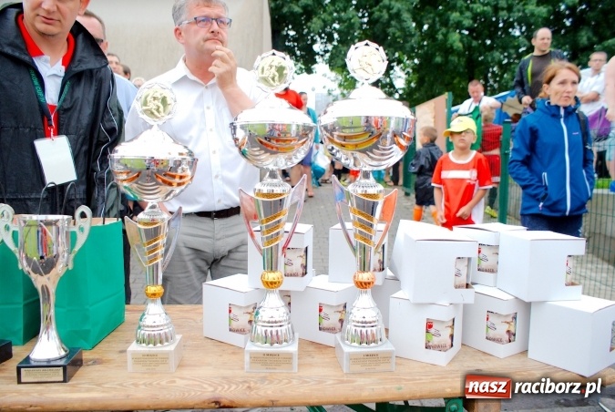 Zdjęcie w galerii na portalu naszraciborz.pl: Tworków Cup 2016: Ulewny deszcz utrudniał tworkowski turniej. Raciborska Unia na podium wiadomości z regionu
