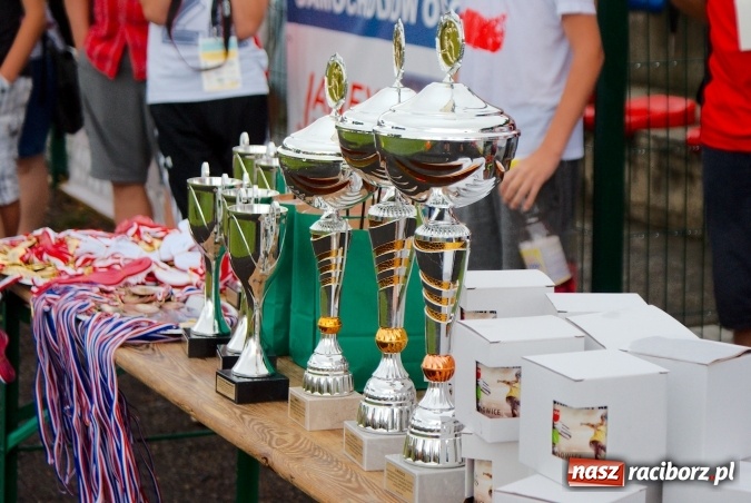 Zdjęcie w galerii na portalu naszraciborz.pl: Tworków Cup 2016: Ulewny deszcz utrudniał tworkowski turniej. Raciborska Unia na podium wiadomości z regionu