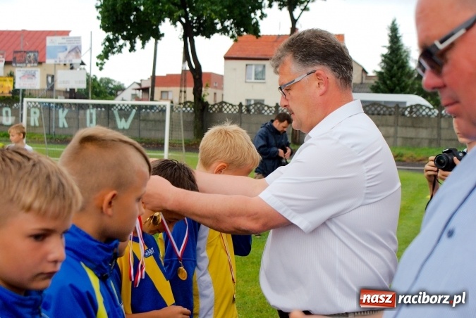 Zdjęcie w galerii na portalu naszraciborz.pl: Tworków Cup 2016: Ulewny deszcz utrudniał tworkowski turniej. Raciborska Unia na podium wiadomości z regionu