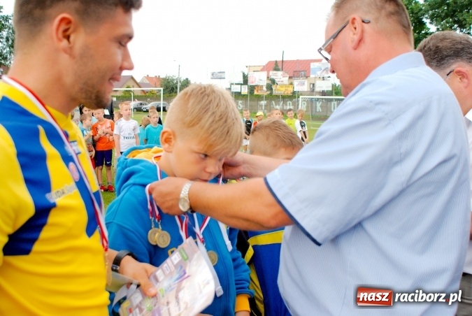 Zdjęcie w galerii na portalu naszraciborz.pl: Tworków Cup 2016: Ulewny deszcz utrudniał tworkowski turniej. Raciborska Unia na podium wiadomości z regionu