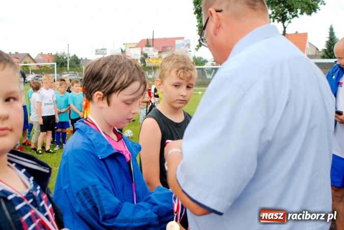 Zdjęcie w galerii na portalu naszraciborz.pl: Tworków Cup 2016: Ulewny deszcz utrudniał tworkowski turniej. Raciborska Unia na podium wiadomości z regionu