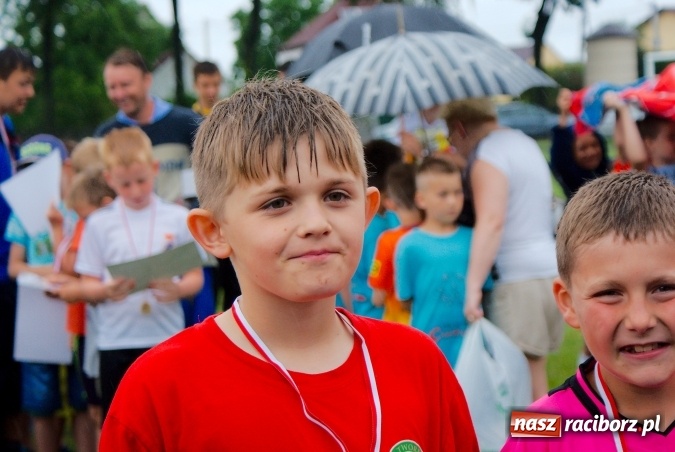 Zdjęcie w galerii na portalu naszraciborz.pl: Tworków Cup 2016: Ulewny deszcz utrudniał tworkowski turniej. Raciborska Unia na podium wiadomości z regionu