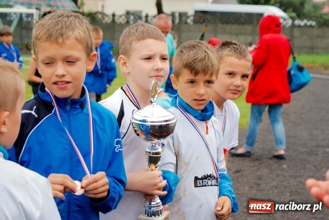 Zdjęcie w galerii na portalu naszraciborz.pl: Tworków Cup 2016: Ulewny deszcz utrudniał tworkowski turniej. Raciborska Unia na podium wiadomości z regionu