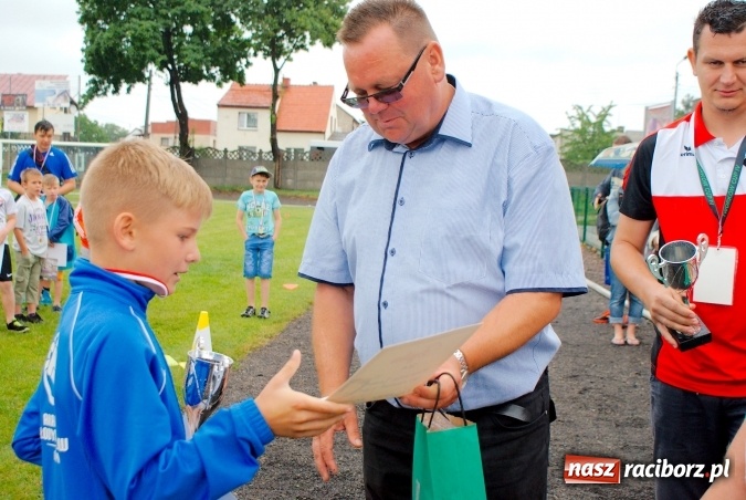 Zdjęcie w galerii na portalu naszraciborz.pl: Tworków Cup 2016: Ulewny deszcz utrudniał tworkowski turniej. Raciborska Unia na podium wiadomości z regionu