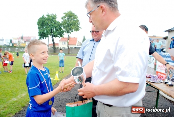 Zdjęcie w galerii na portalu naszraciborz.pl: Tworków Cup 2016: Ulewny deszcz utrudniał tworkowski turniej. Raciborska Unia na podium wiadomości z regionu