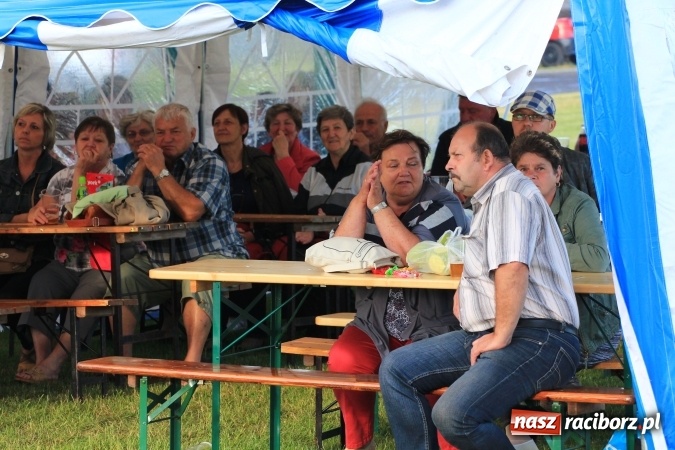 Zdjęcie w galerii na portalu naszraciborz.pl: Deszczowy festyn rodzinny w Kornowacu wiadomości z regionu