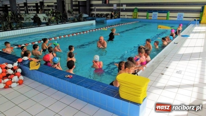Zdjęcie w galerii na portalu naszraciborz.pl: Już pływam! Nauka pływania dla uczniów szkoły w Kuźni Raciborskiej  wiadomości z regionu
