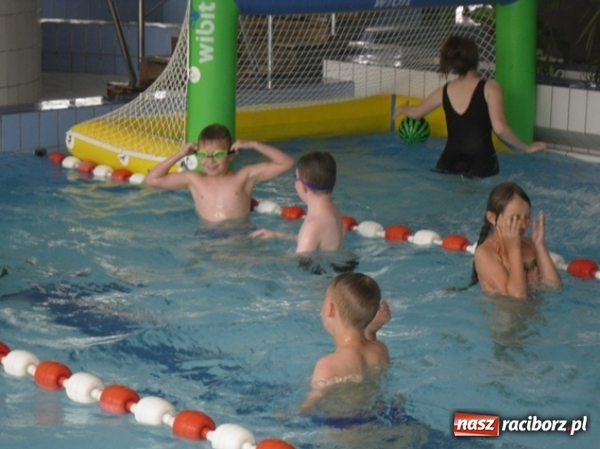 Zdjęcie w galerii na portalu naszraciborz.pl: Już pływam! Nauka pływania dla uczniów szkoły w Kuźni Raciborskiej  wiadomości z regionu