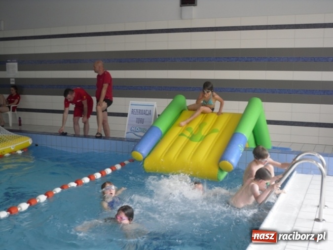 Zdjęcie w galerii na portalu naszraciborz.pl: Już pływam! Nauka pływania dla uczniów szkoły w Kuźni Raciborskiej  wiadomości z regionu
