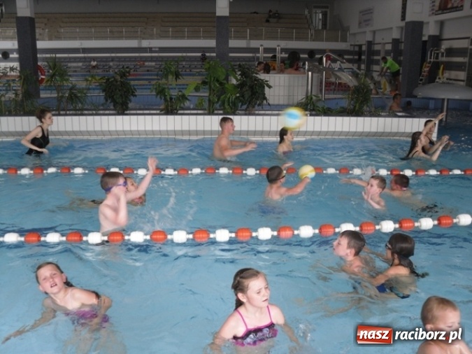 Zdjęcie w galerii na portalu naszraciborz.pl: Już pływam! Nauka pływania dla uczniów szkoły w Kuźni Raciborskiej  wiadomości z regionu