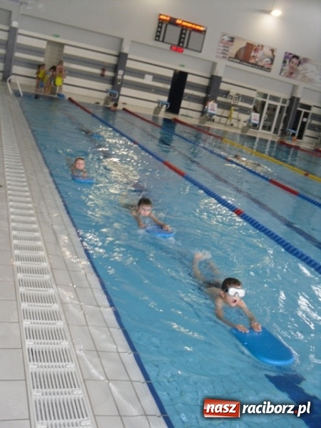 Zdjęcie w galerii na portalu naszraciborz.pl: Już pływam! Nauka pływania dla uczniów szkoły w Kuźni Raciborskiej  wiadomości z regionu