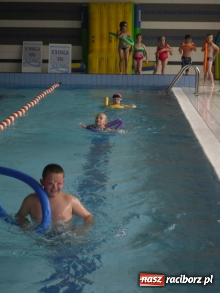 Zdjęcie w galerii na portalu naszraciborz.pl: Już pływam! Nauka pływania dla uczniów szkoły w Kuźni Raciborskiej  wiadomości z regionu