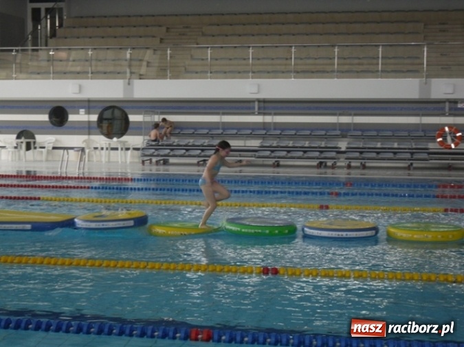 Zdjęcie w galerii na portalu naszraciborz.pl: Już pływam! Nauka pływania dla uczniów szkoły w Kuźni Raciborskiej  wiadomości z regionu