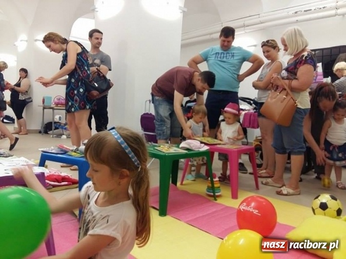 Zdjęcie w galerii na portalu naszraciborz.pl: Bazarek ubrań i zabawek oraz animacje dla najmłodszych z Fiku-Miku  wiadomości z regionu