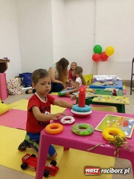Zdjęcie w galerii na portalu naszraciborz.pl: Bazarek ubrań i zabawek oraz animacje dla najmłodszych z Fiku-Miku  wiadomości z regionu