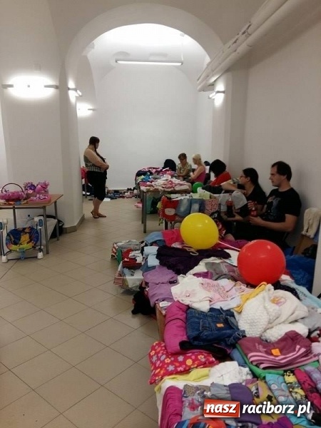 Zdjęcie w galerii na portalu naszraciborz.pl: Bazarek ubrań i zabawek oraz animacje dla najmłodszych z Fiku-Miku  wiadomości z regionu