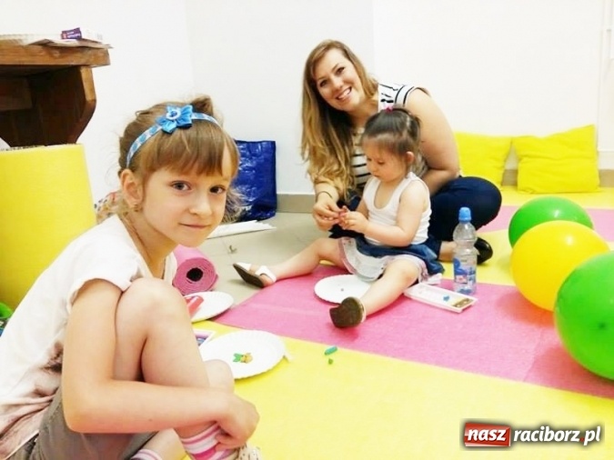 Zdjęcie w galerii na portalu naszraciborz.pl: Bazarek ubrań i zabawek oraz animacje dla najmłodszych z Fiku-Miku  wiadomości z regionu