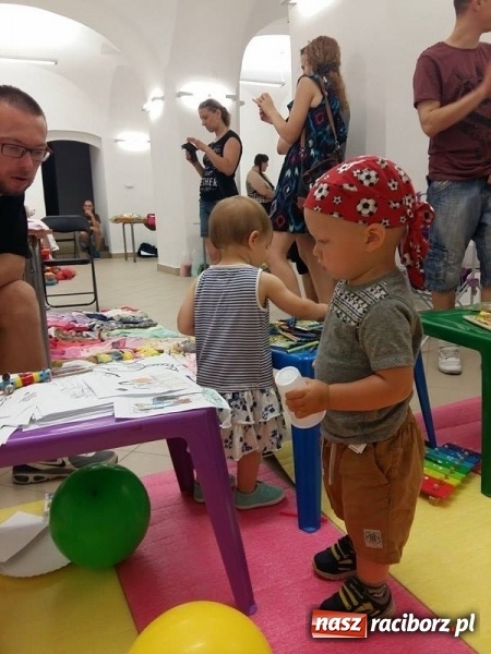 Zdjęcie w galerii na portalu naszraciborz.pl: Bazarek ubrań i zabawek oraz animacje dla najmłodszych z Fiku-Miku  wiadomości z regionu