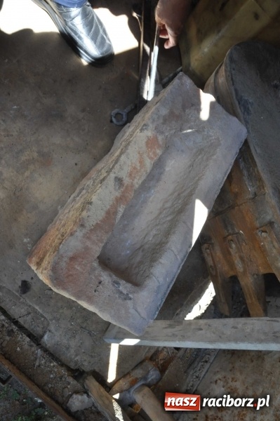 Zdjęcie w galerii na portalu naszraciborz.pl: W Krzanowicach robotnicy natrafili dziś na skarb. Zobacz, co znaleziono! wiadomości z regionu