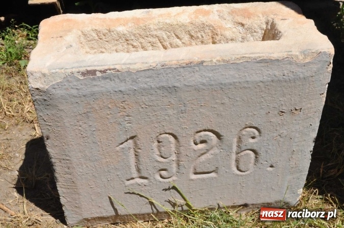 Zdjęcie w galerii na portalu naszraciborz.pl: W Krzanowicach robotnicy natrafili dziś na skarb. Zobacz, co znaleziono! wiadomości z regionu