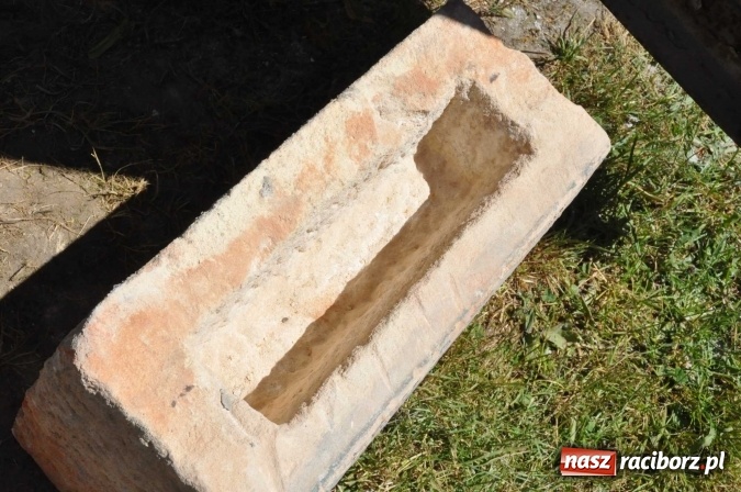 Zdjęcie w galerii na portalu naszraciborz.pl: W Krzanowicach robotnicy natrafili dziś na skarb. Zobacz, co znaleziono! wiadomości z regionu