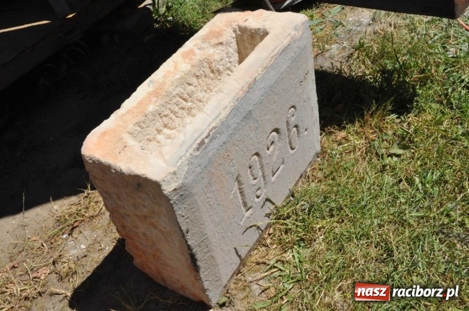 Zdjęcie w galerii na portalu naszraciborz.pl: W Krzanowicach robotnicy natrafili dziś na skarb. Zobacz, co znaleziono! wiadomości z regionu