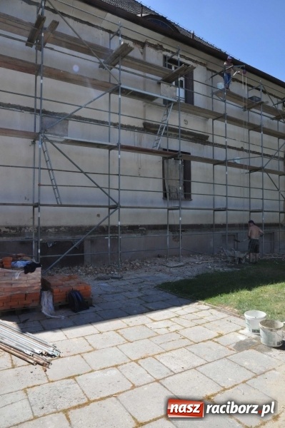 Zdjęcie w galerii na portalu naszraciborz.pl: W Krzanowicach robotnicy natrafili dziś na skarb. Zobacz, co znaleziono! wiadomości z regionu